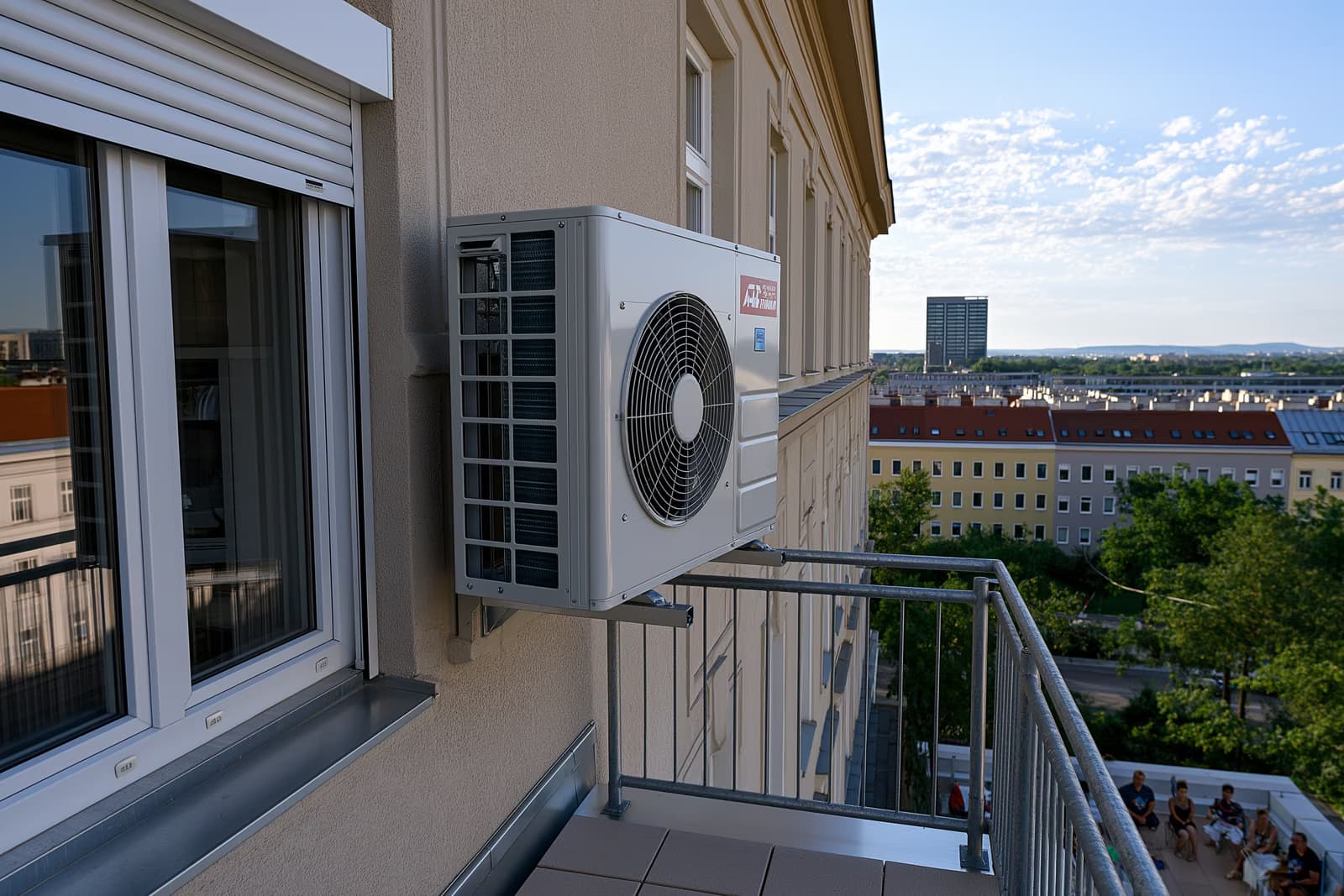 Un climatiseur split fixé au mur du balcon d'un appartement ancien allemand (Altbau), type d'appareil au cœur de la réglementation allemande sur la climatisation.