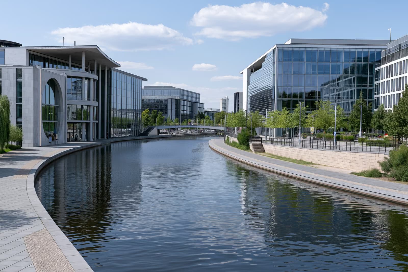 Le quartier gouvernemental allemand à Berlin sous un ciel d'été radieux, vu de l'autre côté de la rivière.