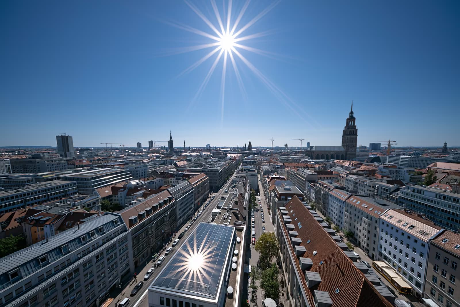 Un horizon urbain brumeux sous un soleil d'été intense en pleine canicule.