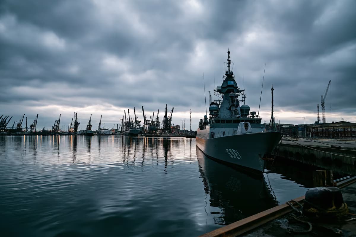 Un chantier naval gris sous un ciel couvert, suggérant des investissements dans la défense.