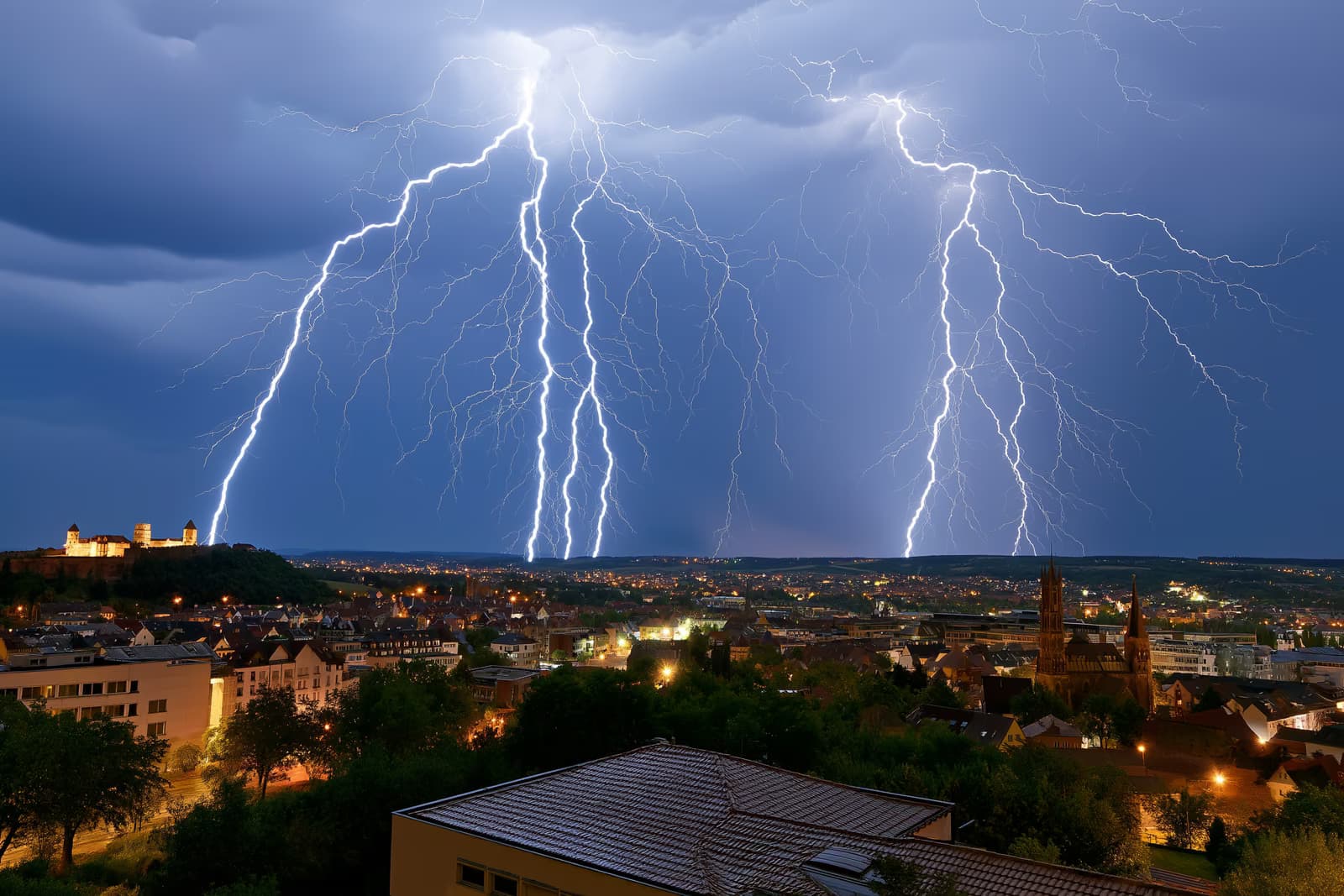 Un orage spectaculaire s'abat sur Nuremberg, avec des éclairs au-dessus du château et des clochers de la ville, tandis qu'un rideau de pluie approche.