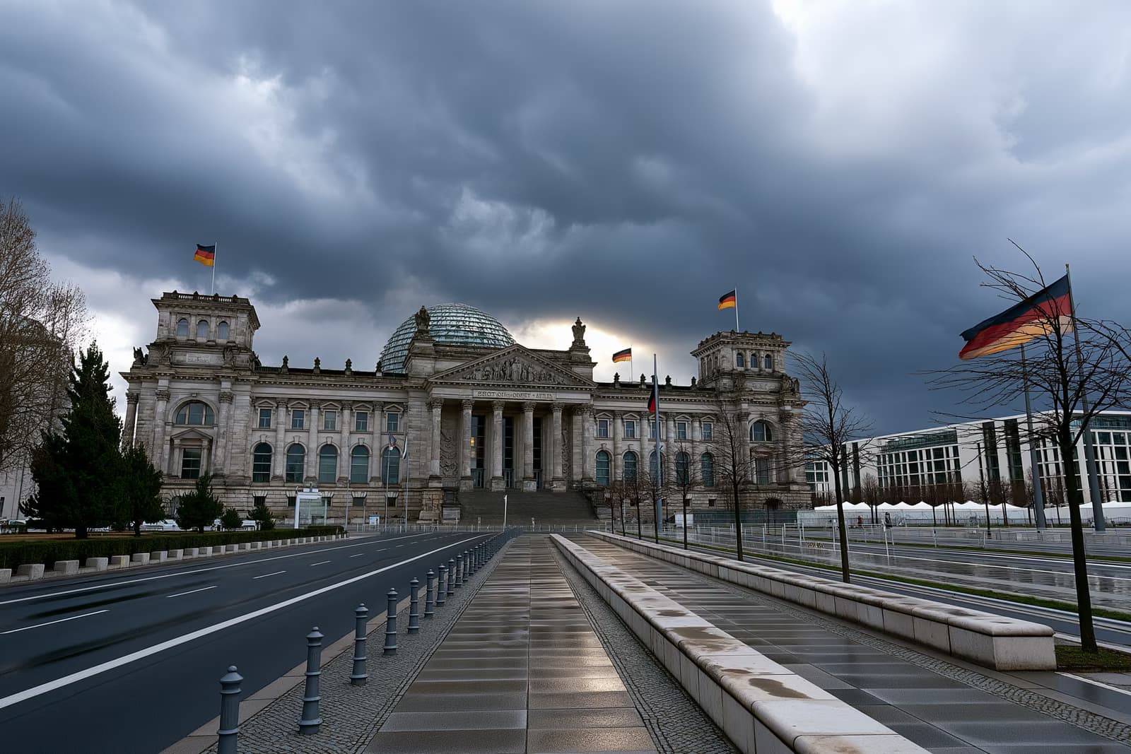 Le Reichstag à Berlin sous un épais ciel gris, reflétant l'atmosphère tendue que révèle le dernier sondage Politbarometer.