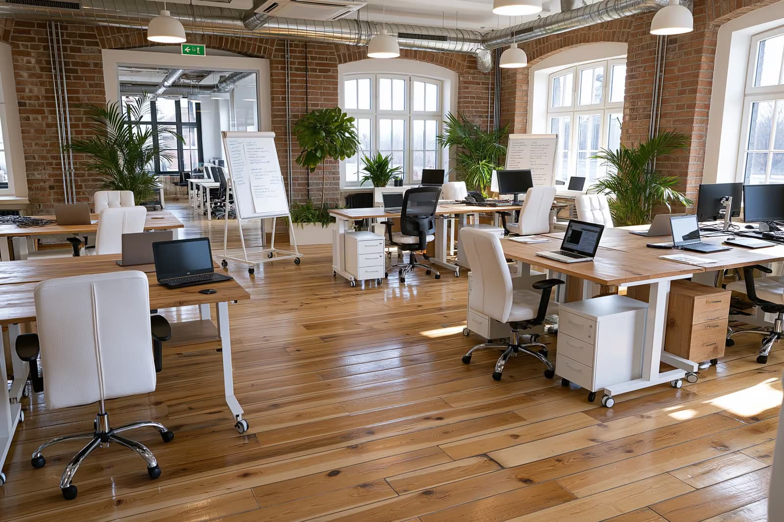 Des fondateurs travaillant ensemble à des bureaux dans un espace de travail moderne d'une start-up allemande.
