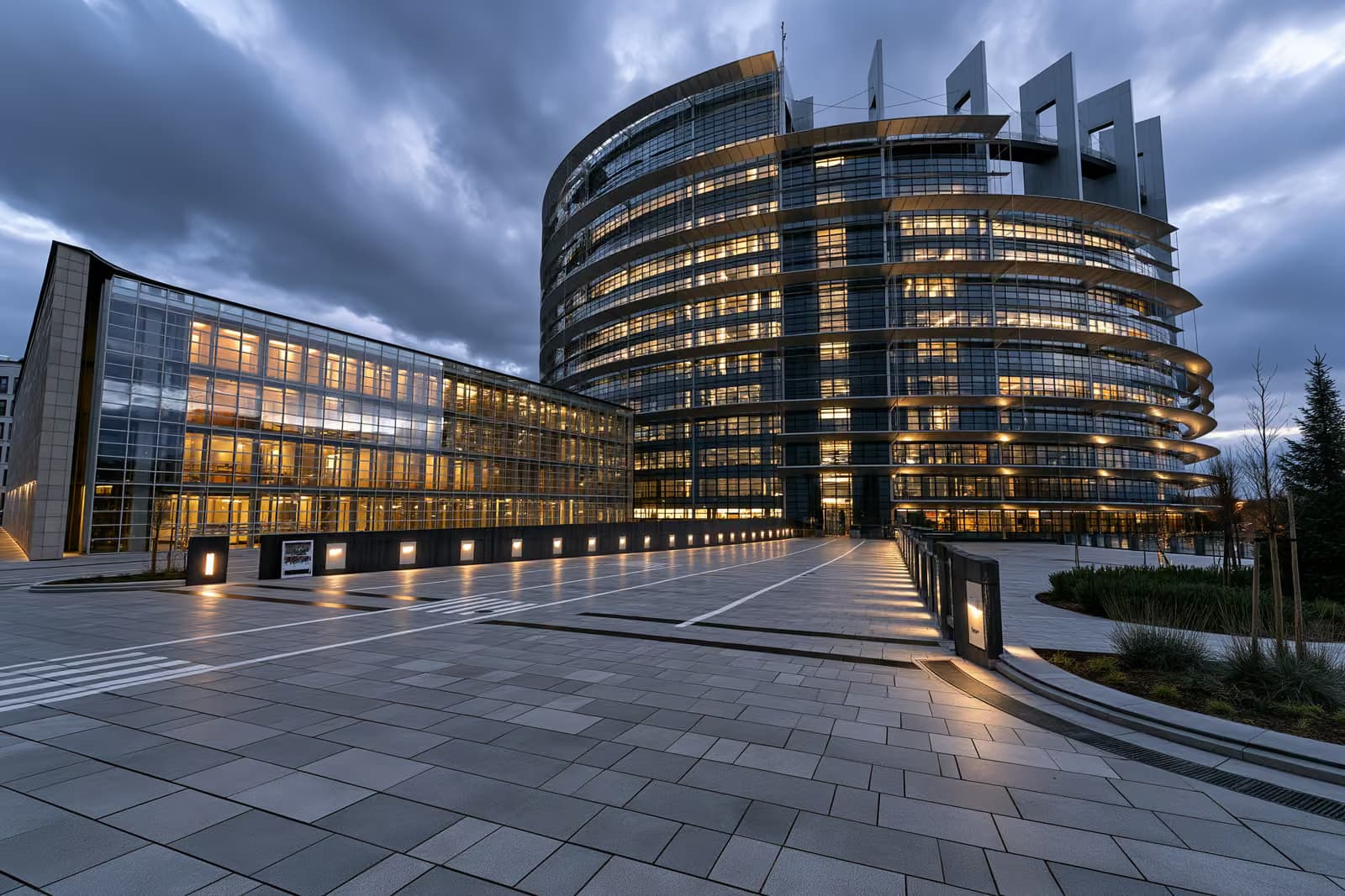 Le bâtiment Berlaymont de la Commission européenne à Bruxelles, avec des drapeaux de l'UE à l'extérieur.