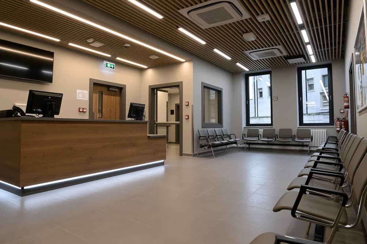 Un guichet officiel et des chaises d'attente vides dans un bureau public calme.