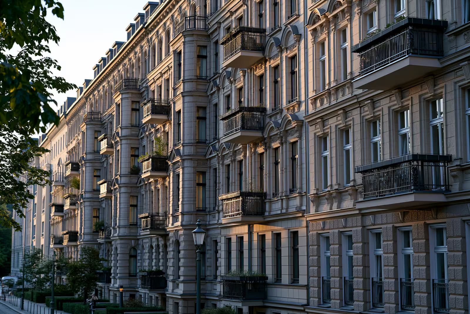 Une rangée d'immeubles d'appartements dans une ville allemande, avec une pancarte « À louer » à une fenêtre