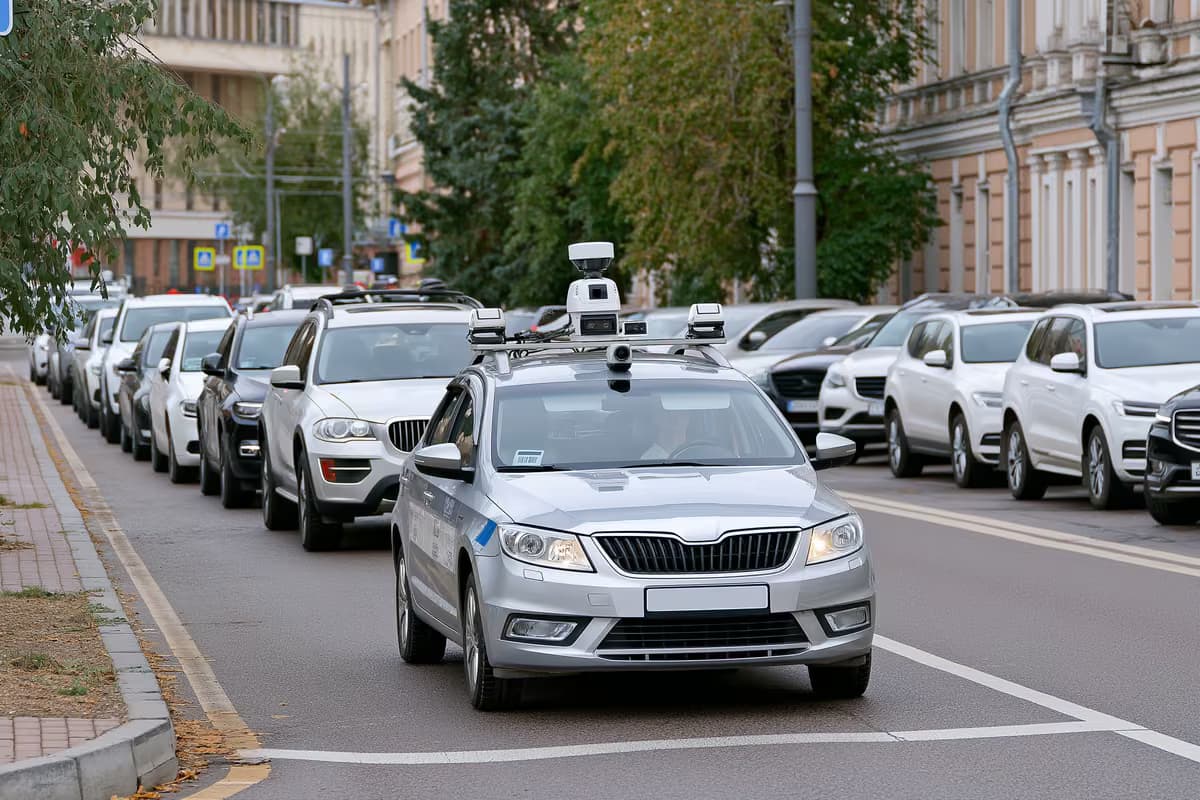Une voiture municipale équipée d'une caméra inspecte les véhicules stationnés dans une rue de la ville.